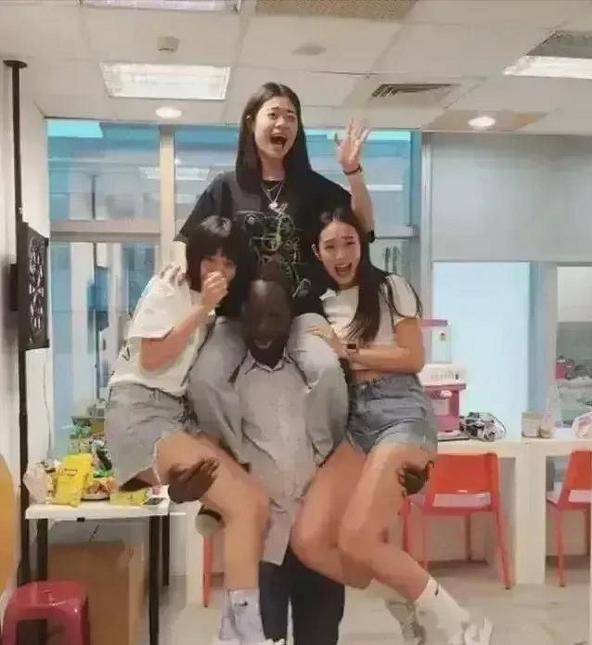 太嚣张,近日山东青岛一黑人留学生在网上发文公开侮辱中国女性:"哪里