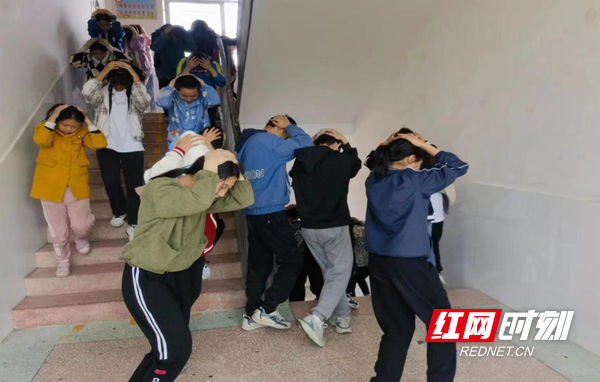 安乡县三岔河中学开展防震减灾应急避险演练