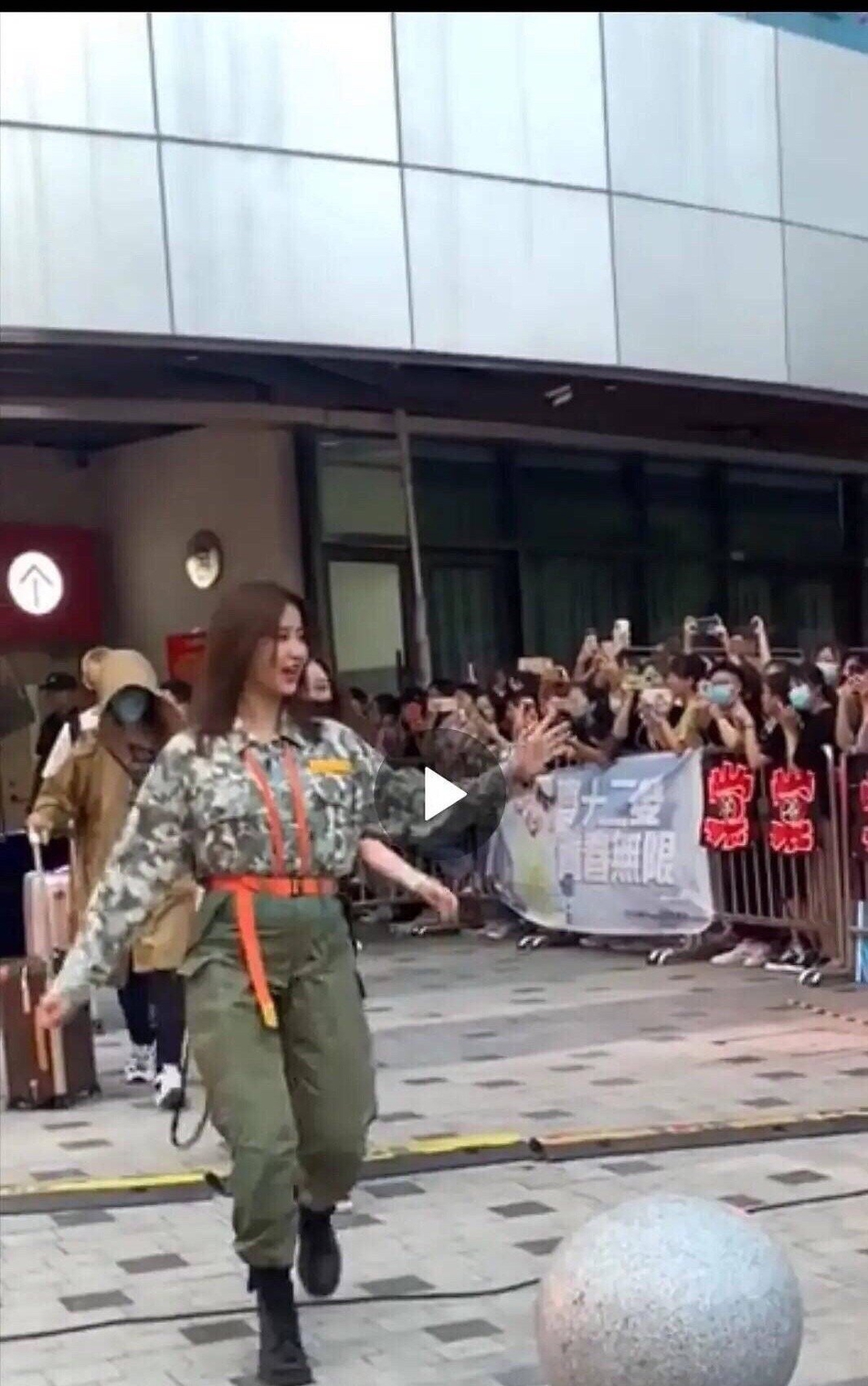 金子涵最新路透被指变胖脸颊圆润小肚腩明显