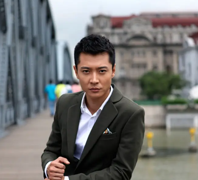 张丹峰新剧《勇者无惧》开播,众多实力派演员给他做配,值得期待