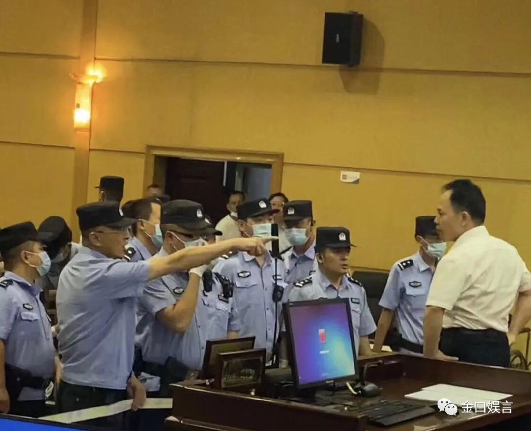 这张或可载入史册的法庭照片,征集详细文字说明