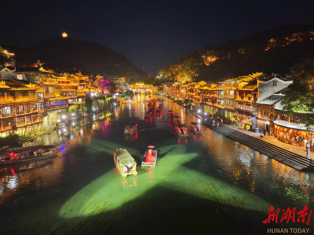 赞凤凰古城夜景图片