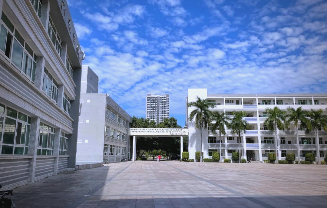 崇雅中学招聘:历史名校与现代教育的完美结合