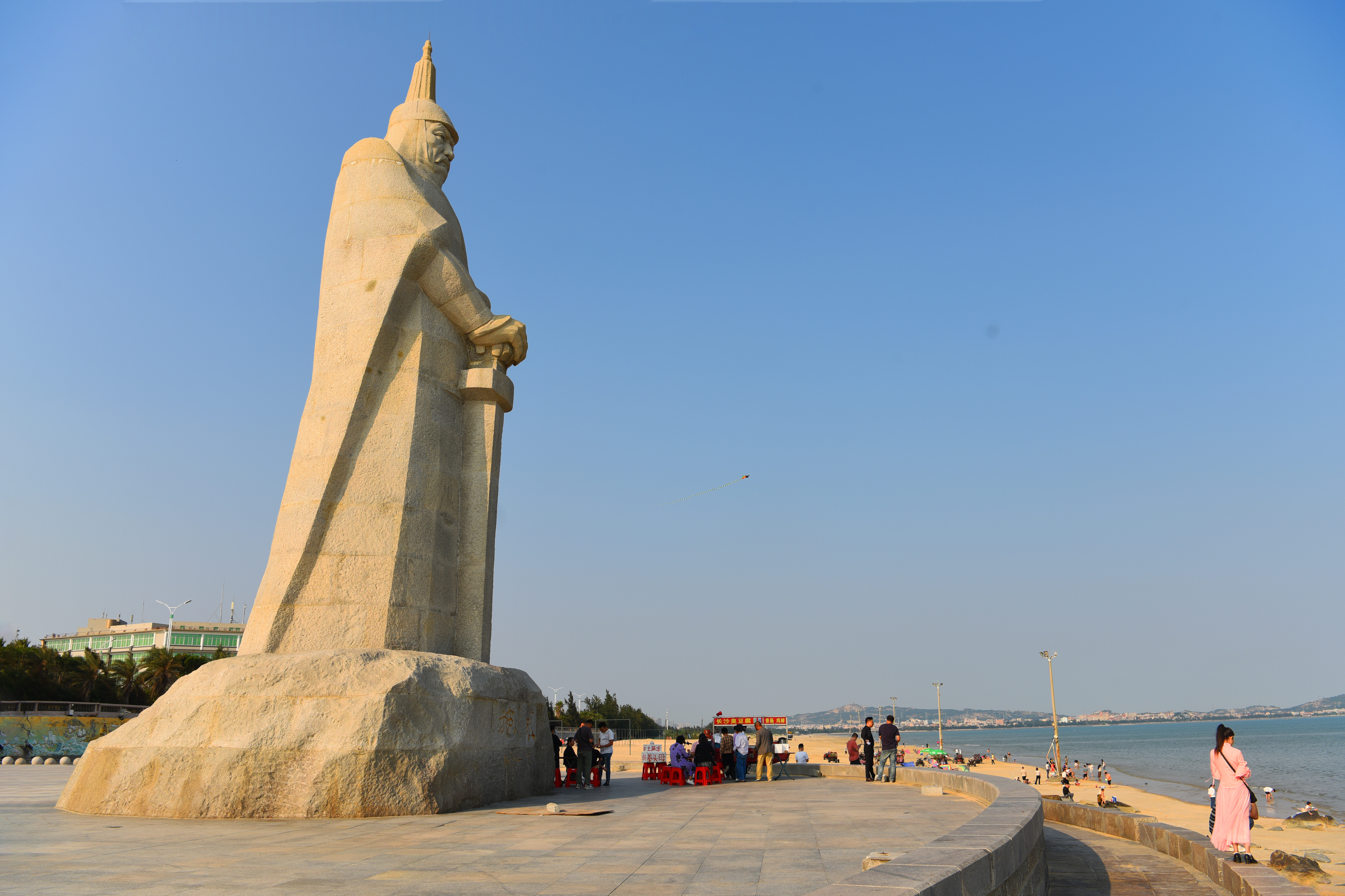 在福建厦门鼓浪屿和晋江衙口海边,都立着两尊高大的石雕像,是为了纪念