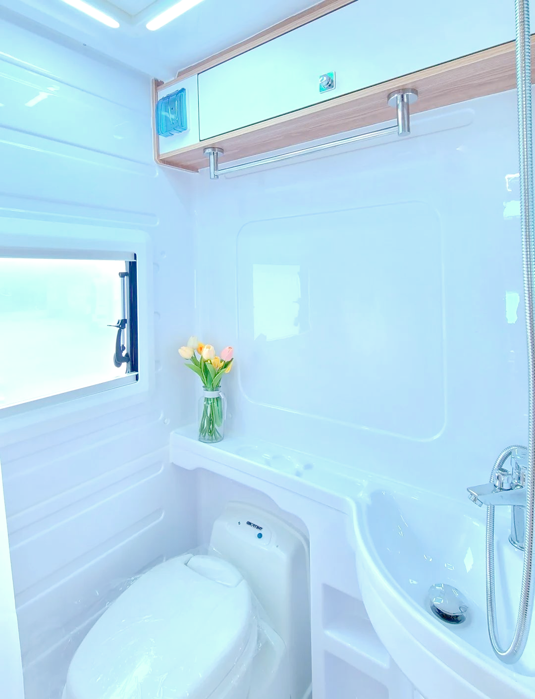 卫生间区域同样精心打造,采用独立式设计,内部设施一应俱全,包括房车