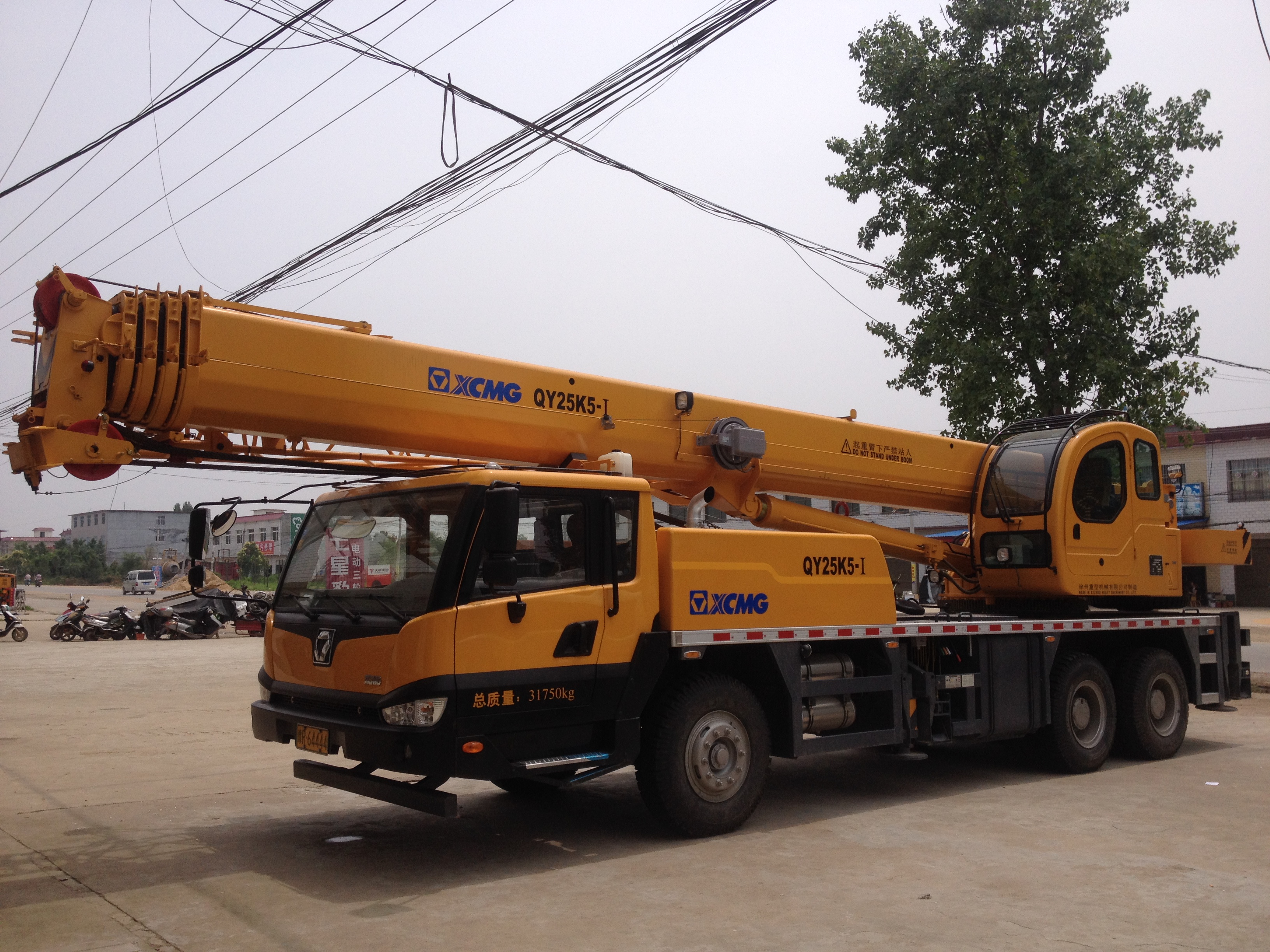 我们是上海租赁吊车的,服务区域上海全城8-500吨吊车