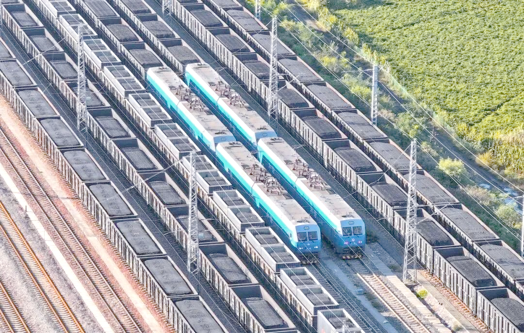 瓦日铁路万吨重载列车:科技与安全并行