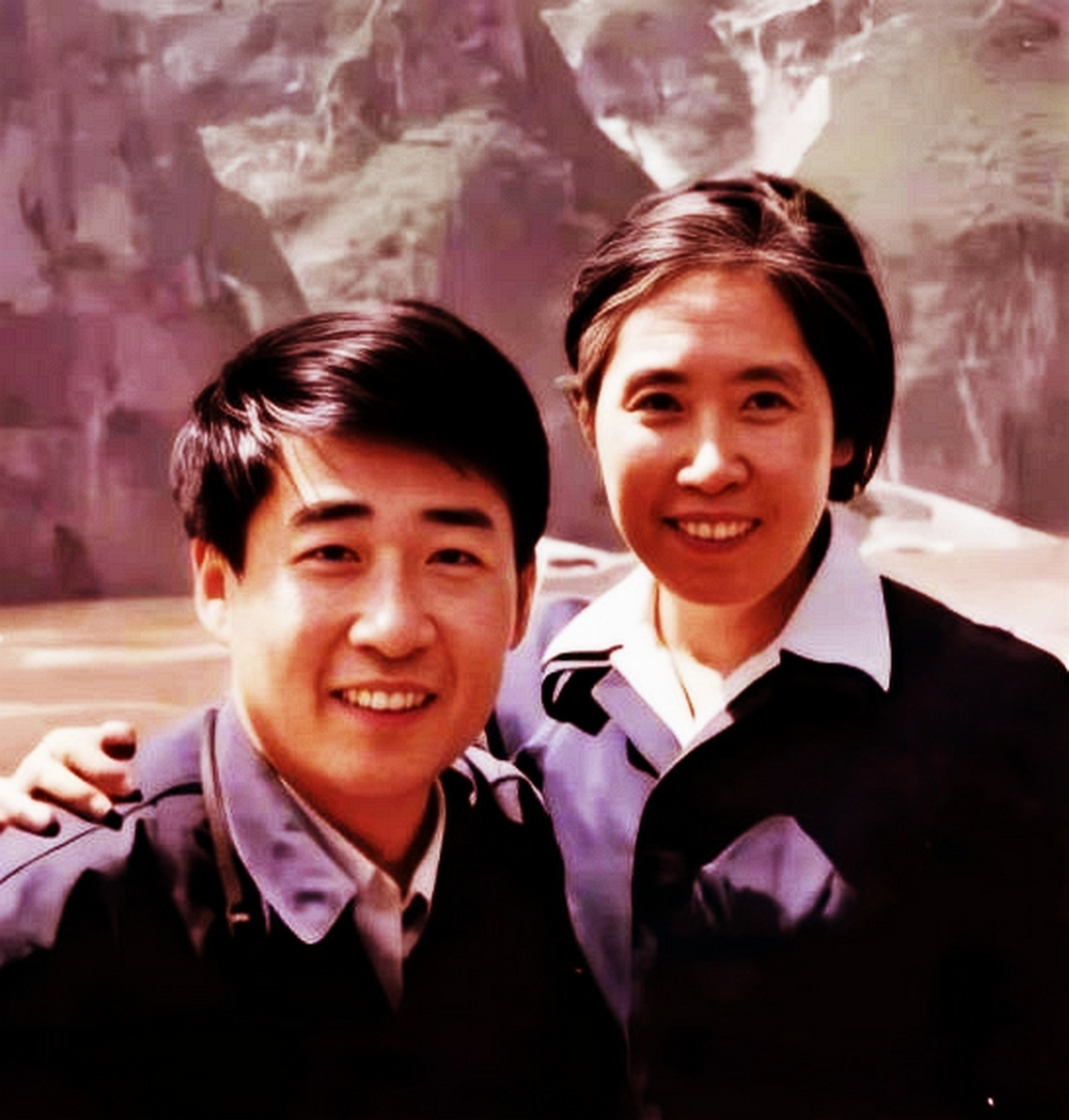 1979年,刘源与母亲王光美在长江峡谷的珍贵合影.这一年王光美57岁.