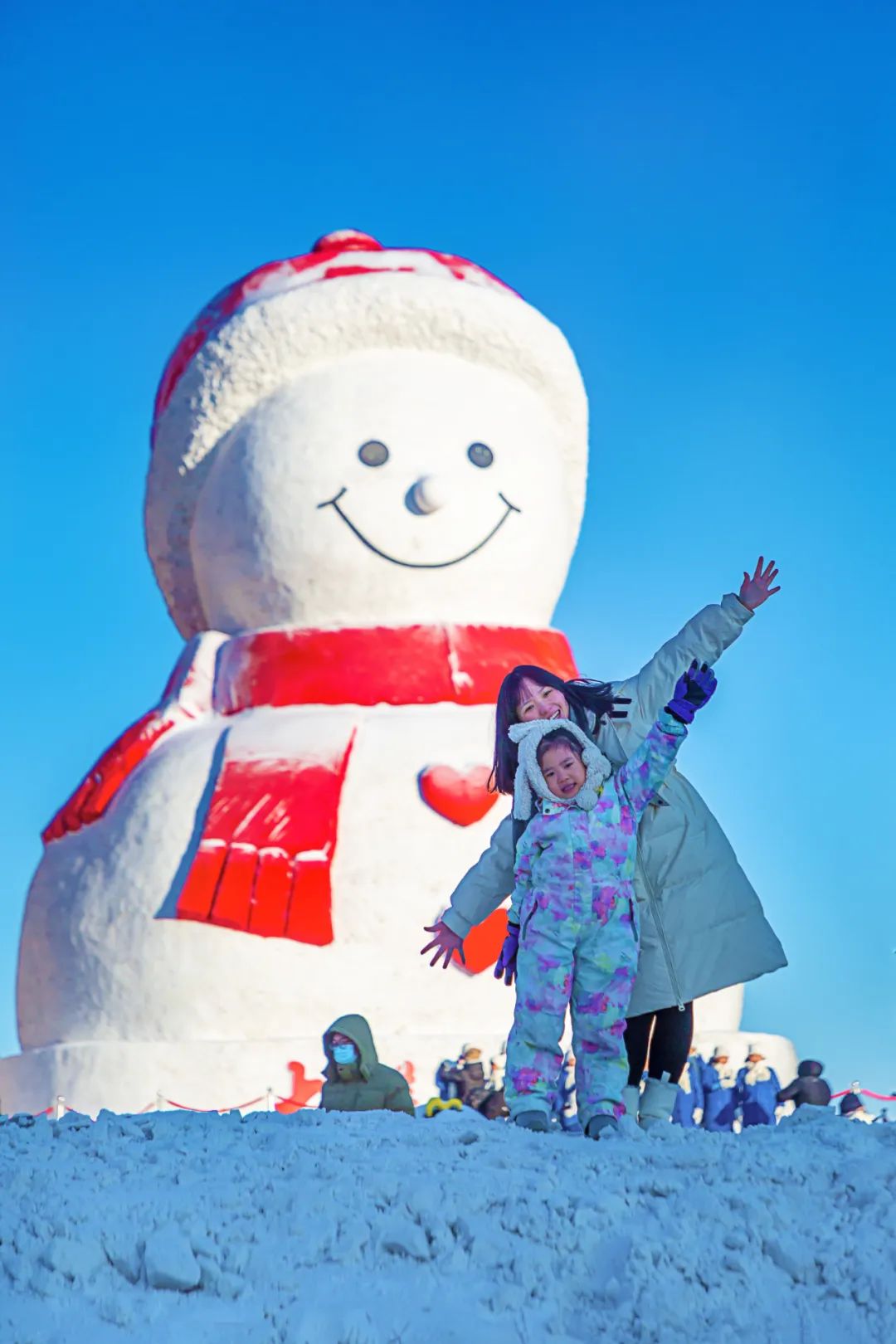 「初六」我在尔滨迎龙年丨同框网红大雪人 有趣有盼福满门