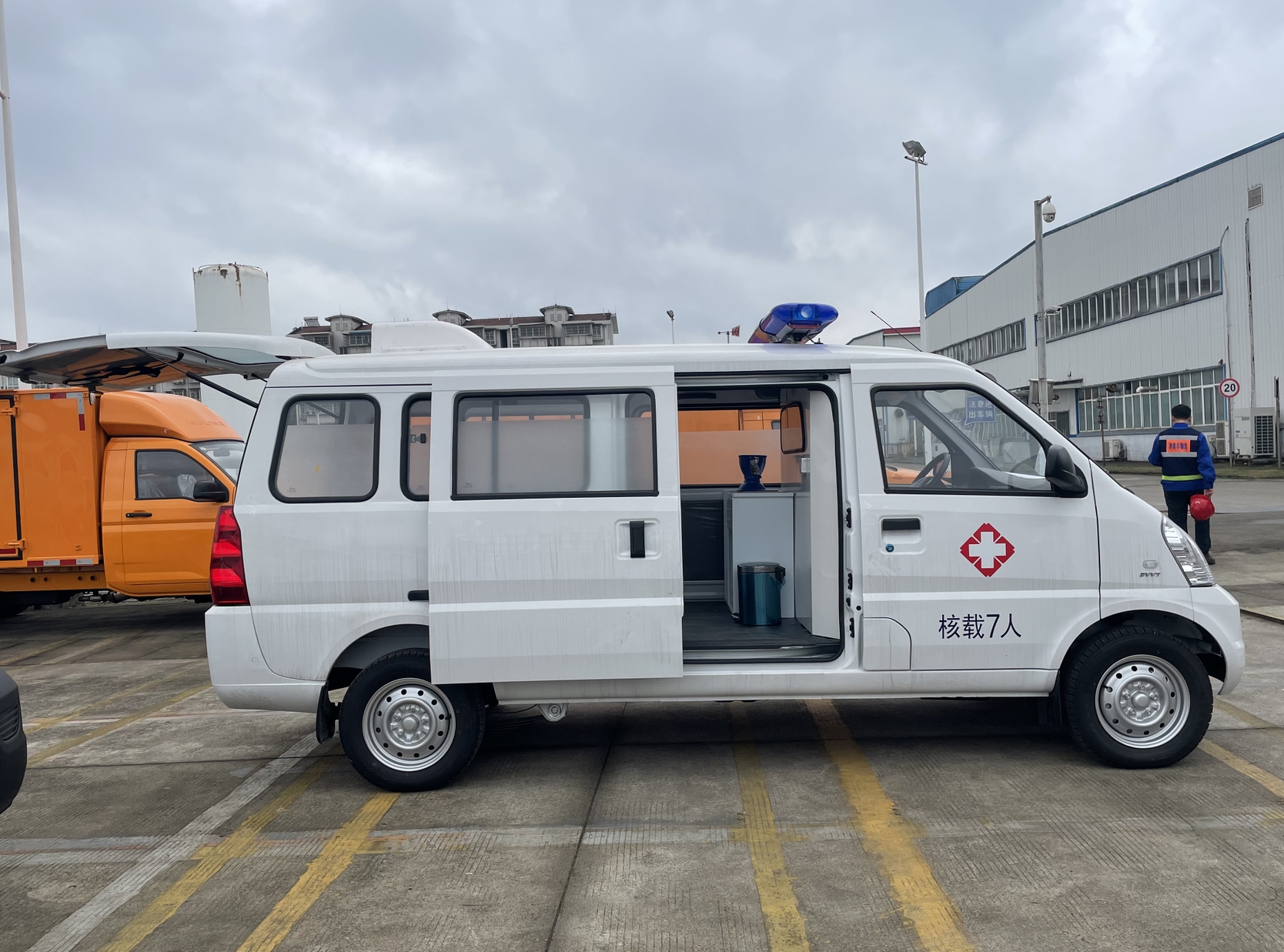 林立五菱荣光加长负压救护车:卫生防疫的坚强后盾