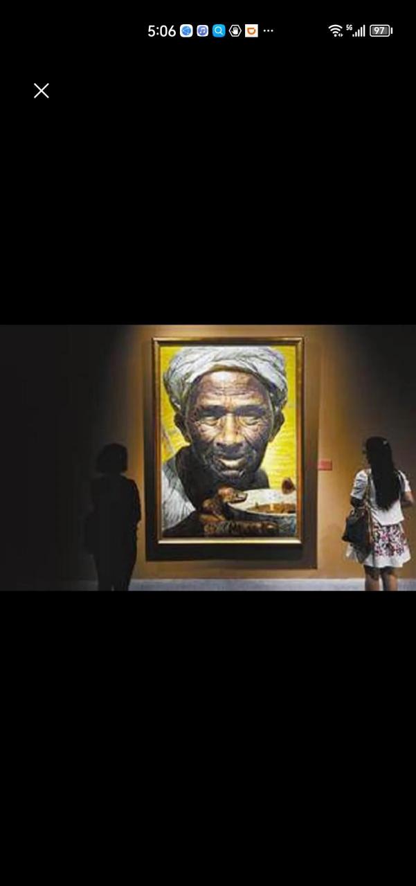 这幅油画,是画家罗中立的成名作品,《父亲》,取材于大巴山深处的农民