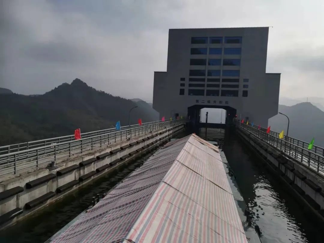震撼!北上长江首航第三天 过构皮滩水电站船闸体验六项世界之最