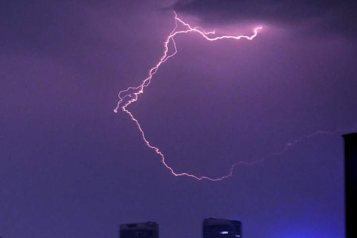 大雨转雷阵雨图片