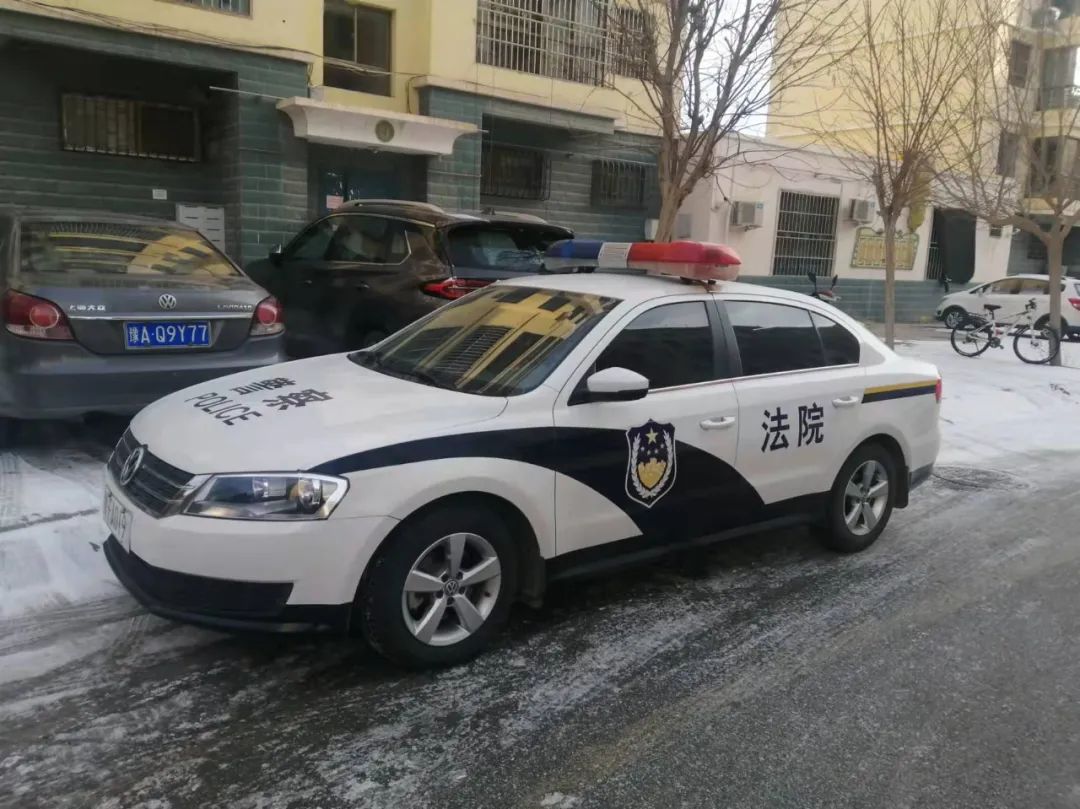 法院警车车队图片