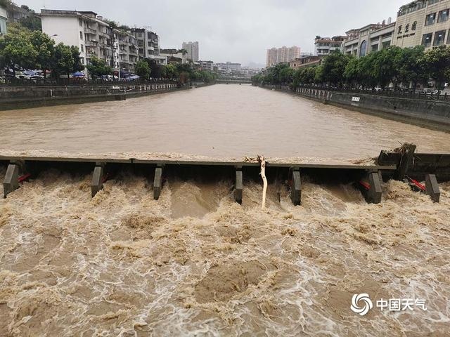 四川宜宾遭遇暴雨侵袭 河水上涨农田被淹