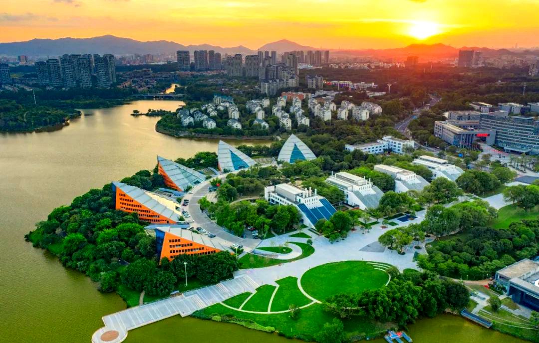 的松山湖万象汇,地理位置得天独厚,紧邻松山湖大道与新城大道的交汇点