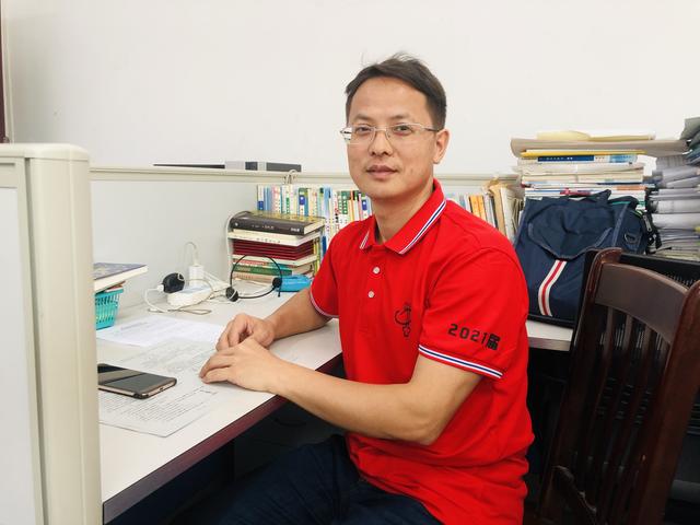 海口一中高三物理备课组组长刘喜明:审题要注意 难题先跳过