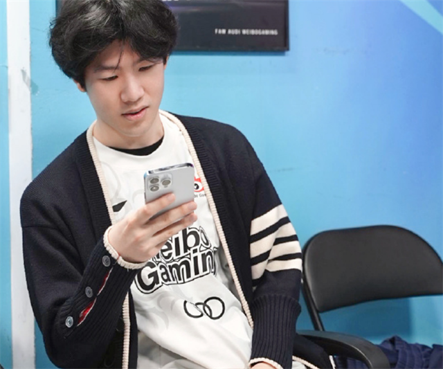 宁王坦诚跟theshy相处情况后,宝蓝又跟人合影,理由是他太像jkl