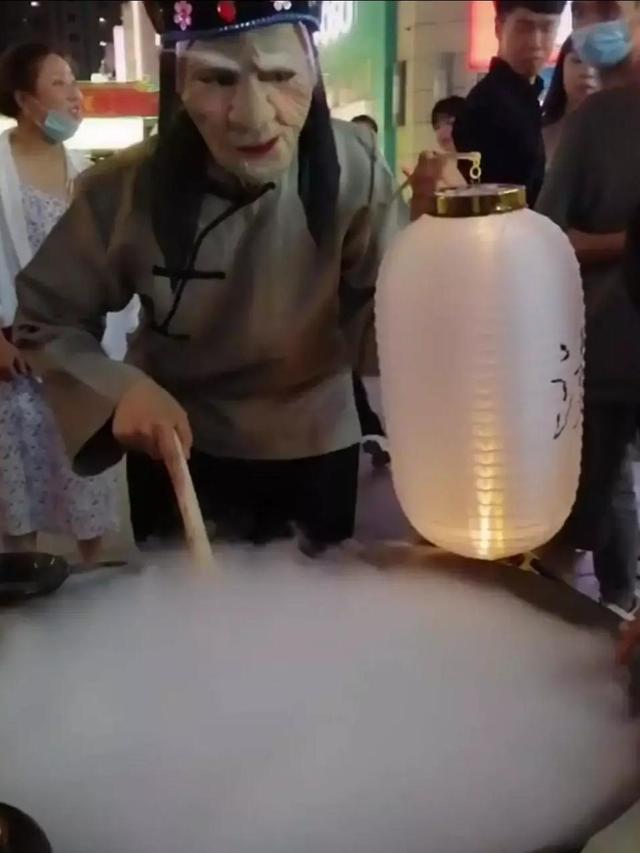 郑州二七万达广场的"孟婆汤"一夜之间爆红网络!你真的敢喝吗?