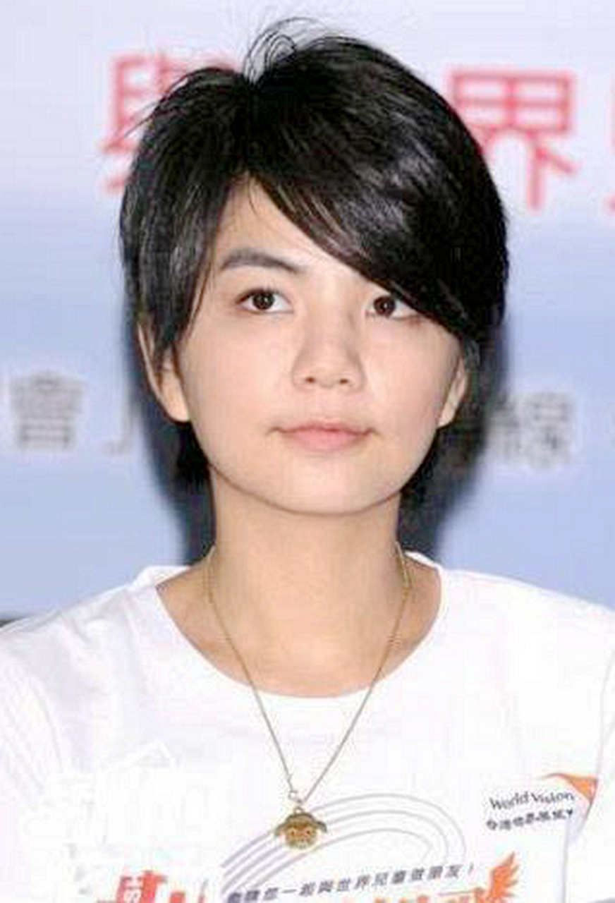 百变女星ella,短发时帅气可爱,长发时魅力四射!