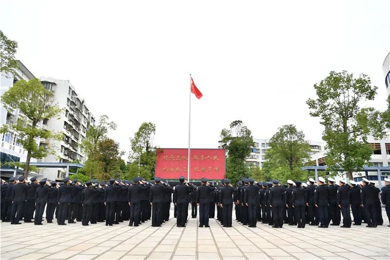 「祖国,生日快乐」肇庆市公安局举行国庆节升国旗仪式