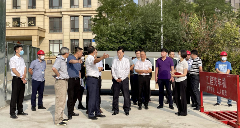 在原大连第三发电厂c/e/f地块项目现场,曾波听取了大连润新房地产