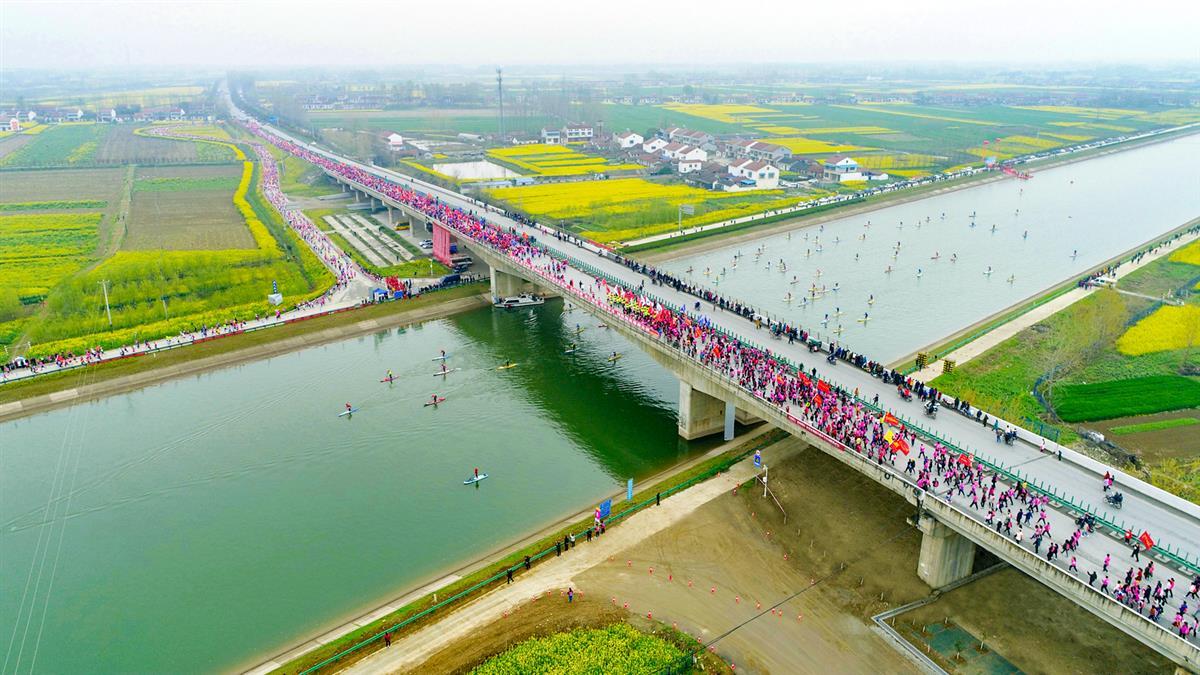 中,总体上延续往届经典赛道,选手们将在奔跑中欣赏江汉运河的生态画廊