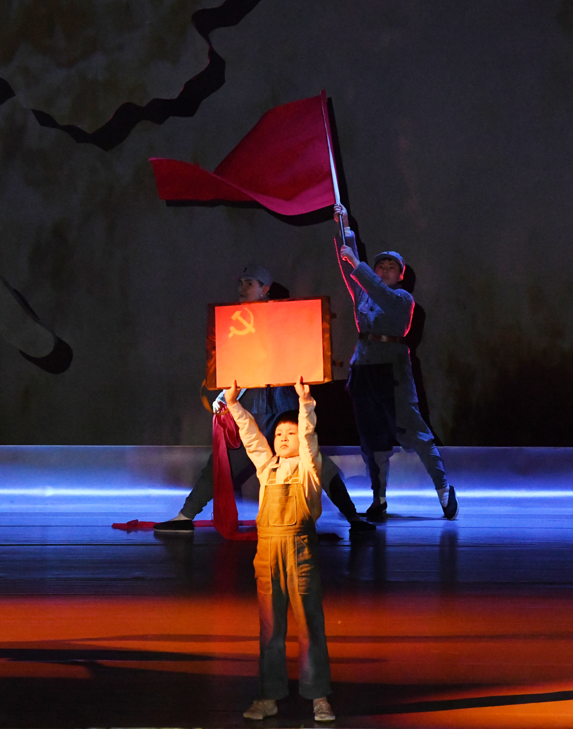 《新安旅行团》淮安首演,中国少年的时空对望