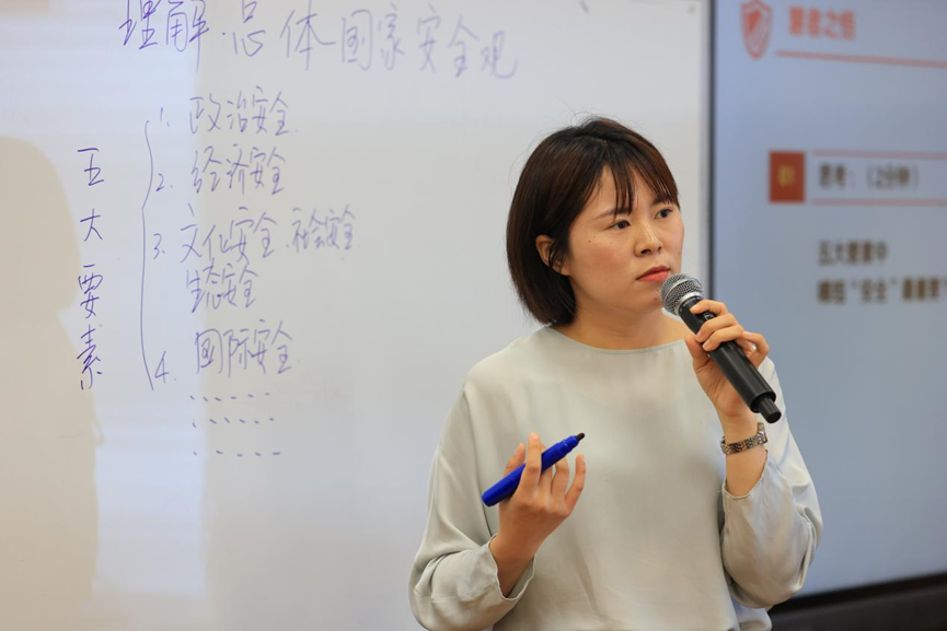 南京市锁金新村第一小学党支部书记唐隽青说:"借助《指南》,老师们