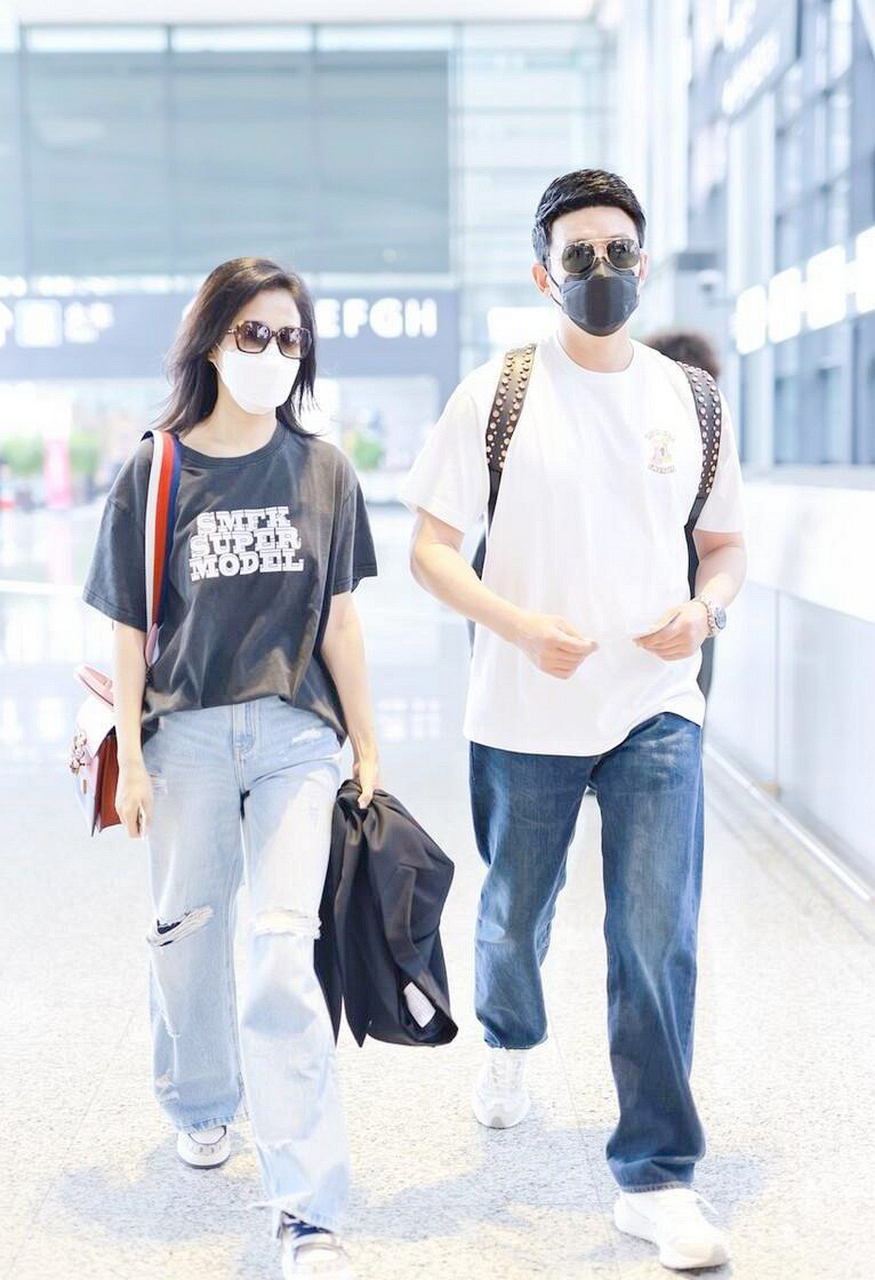 陆毅&鲍蕾机场街拍,大长腿情侣走在一起,甜蜜互动超恩爱,堪称幸福夫妻