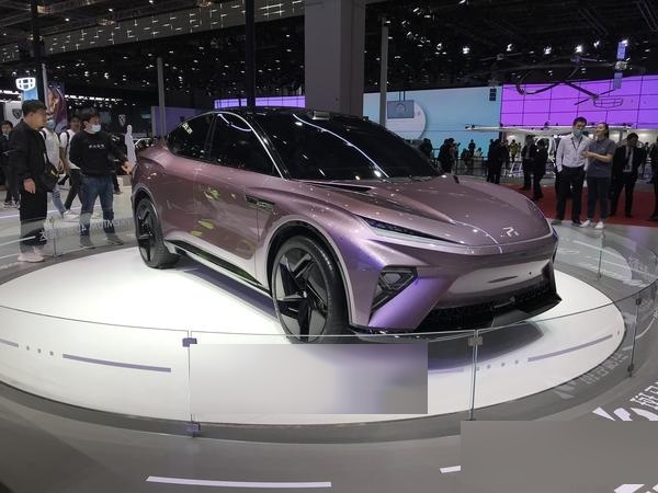 在上海车展上,一款名为上汽r汽车es33的新型轿跑suv吸引了众多目光.