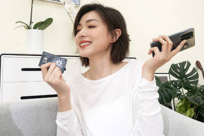 金晨说话口无遮拦?意外爆出李斯丹妮万茜公演亲亲,无奈镜头被删
