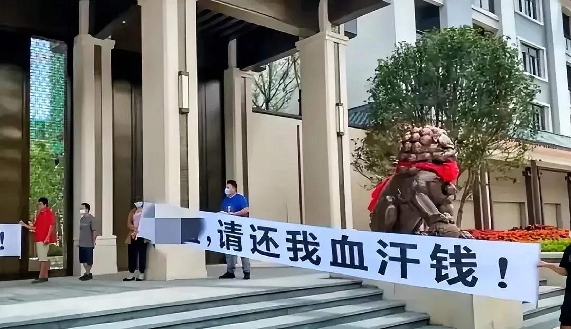 只要你来堵门,他们就会立即报警说:你是恶意讨薪,你很有可