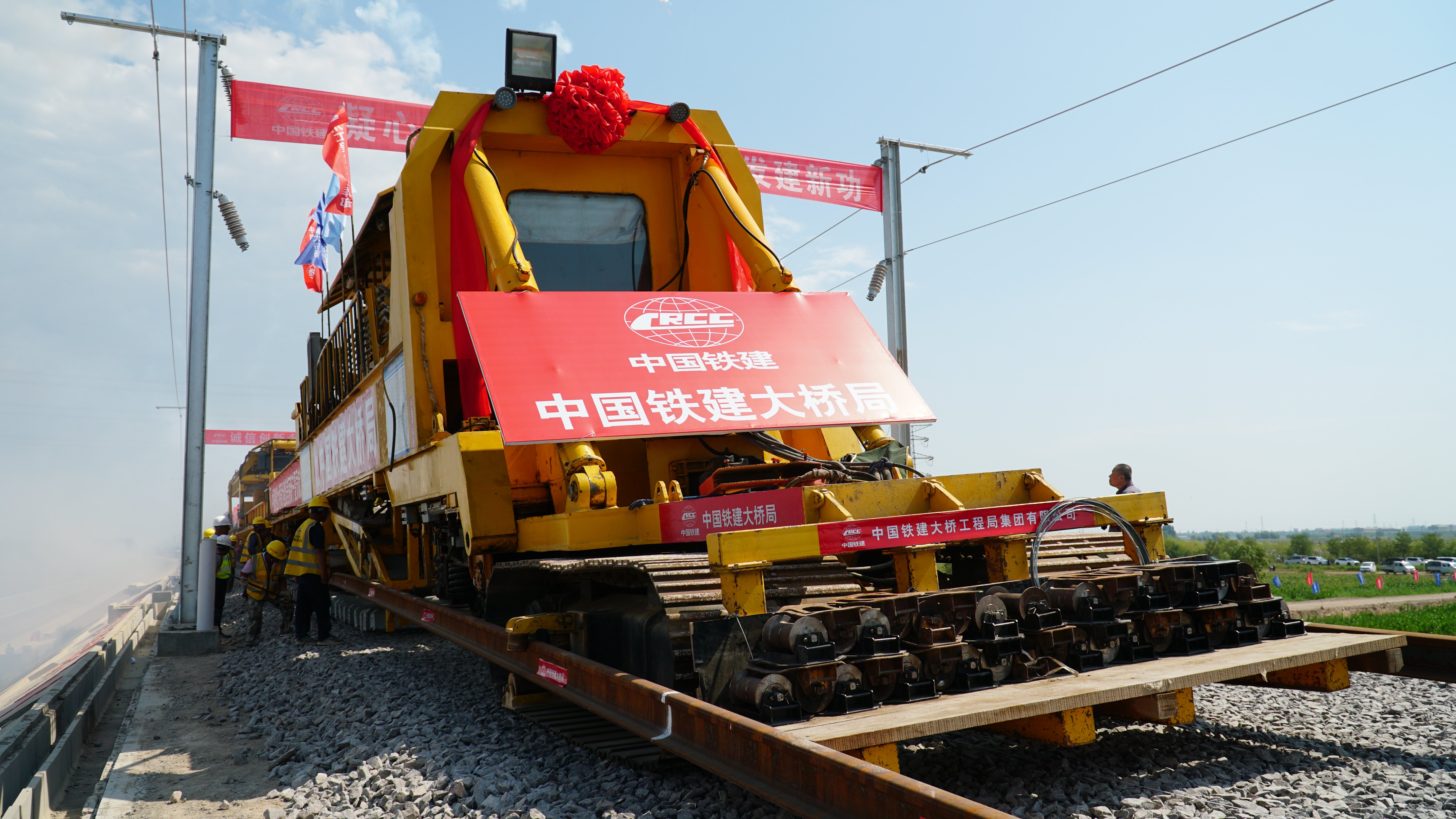 包银铁路惠农至银川段正式铺轨