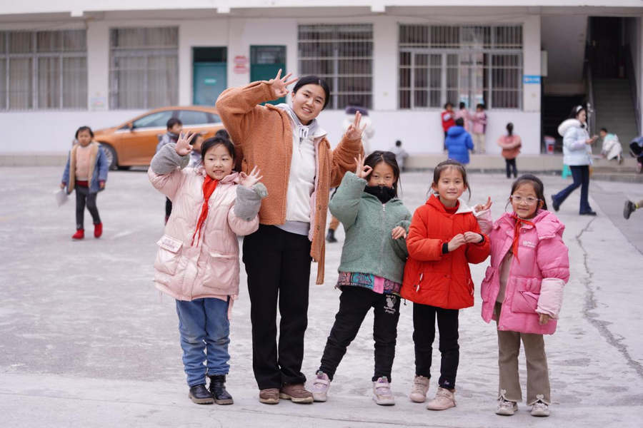 网络教育拉近了城乡教育的差距,2017年入选老师王菲讲了600多节网课