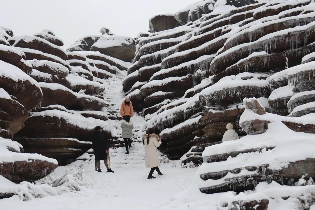 松桃红石林景区雪景图片