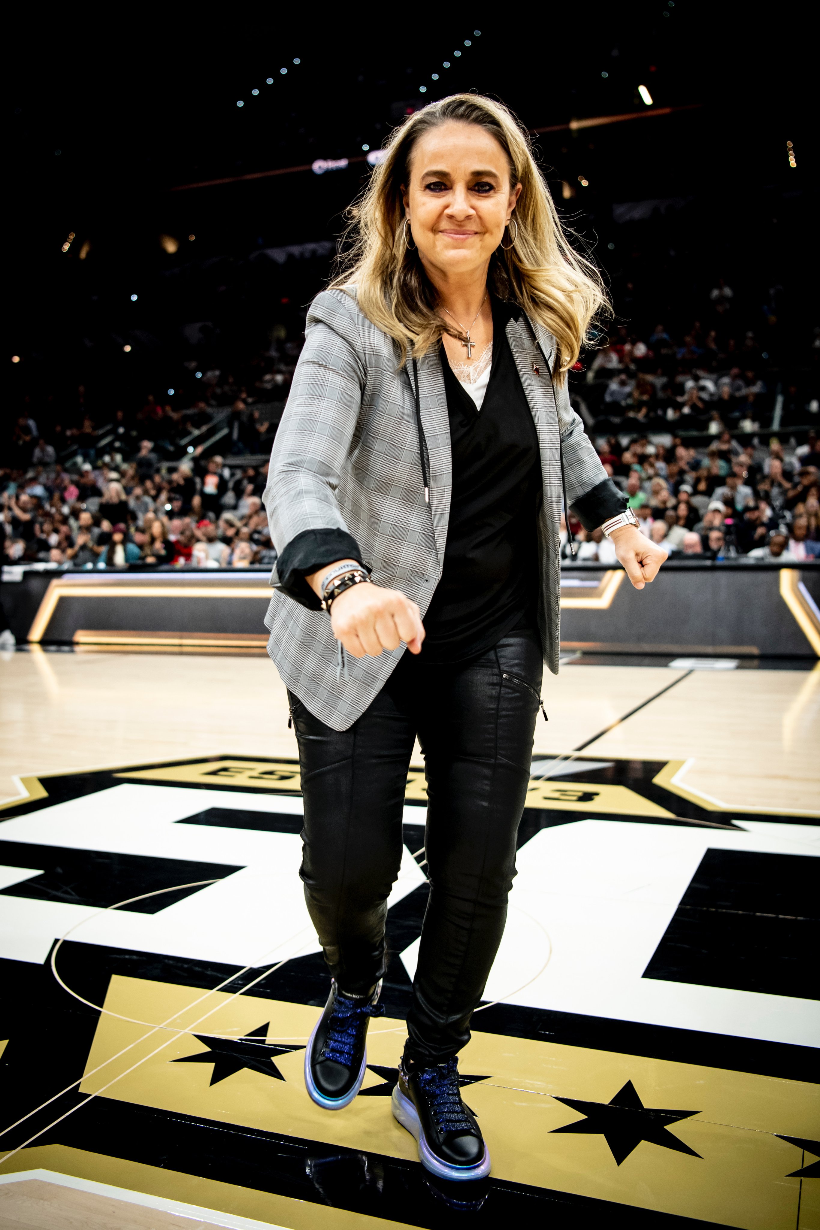 冠军主帅!贝基-哈蒙现身at&t中心观战 与波波&德罗赞拥抱致意