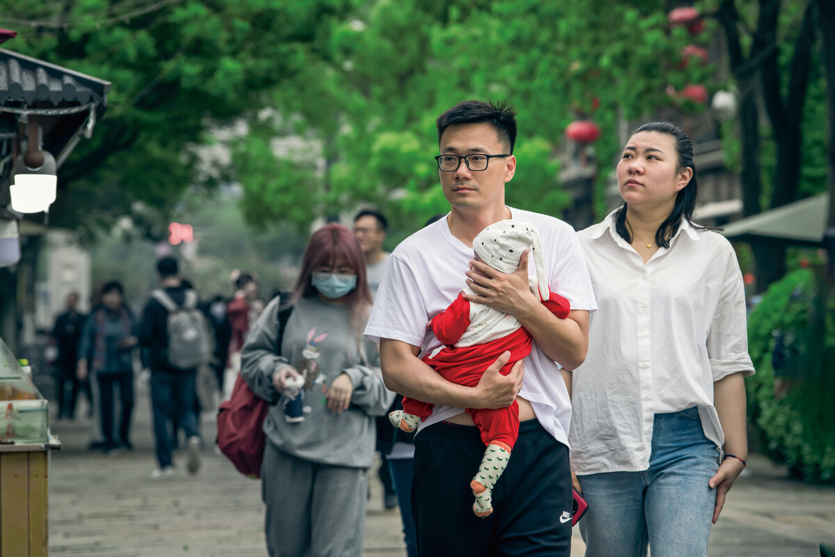 大人抱孩子图片