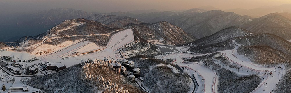 云上草原雪场图片