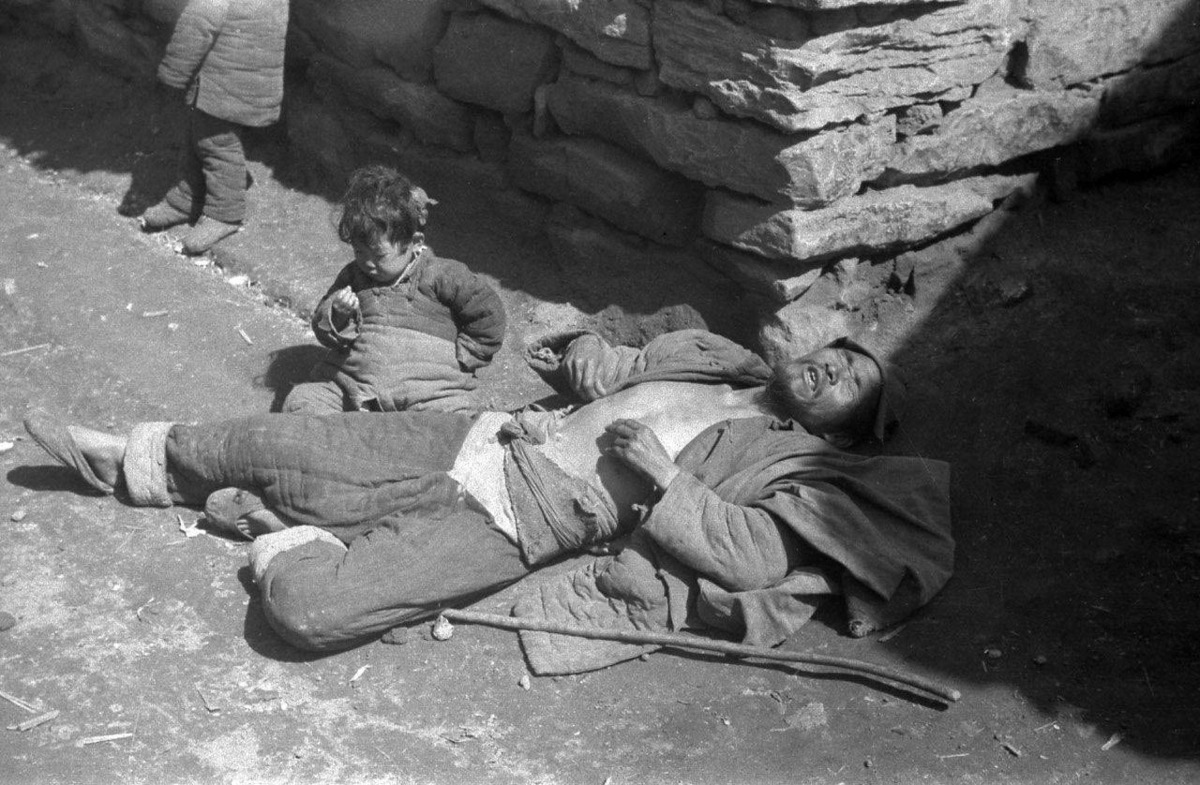 「1942河南大饥荒照片」18张照片触目惊心,树皮都已经吃光了
