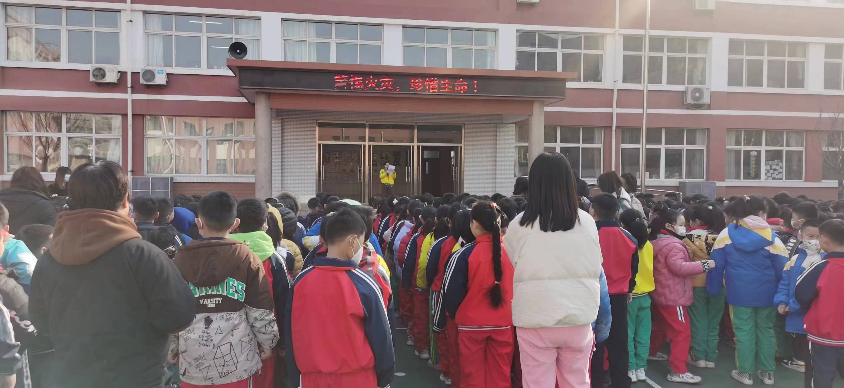 安丘市城北小学:开展消防演练 提高逃生技能