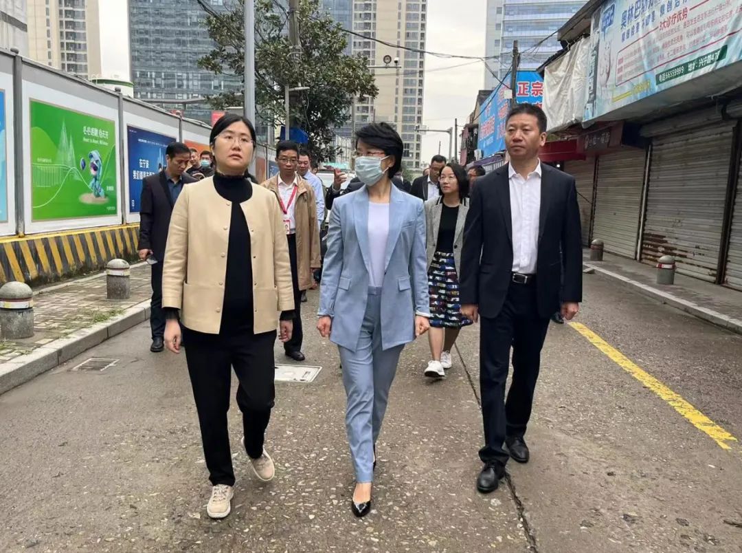 金彦督查"空中飞线"整治工作