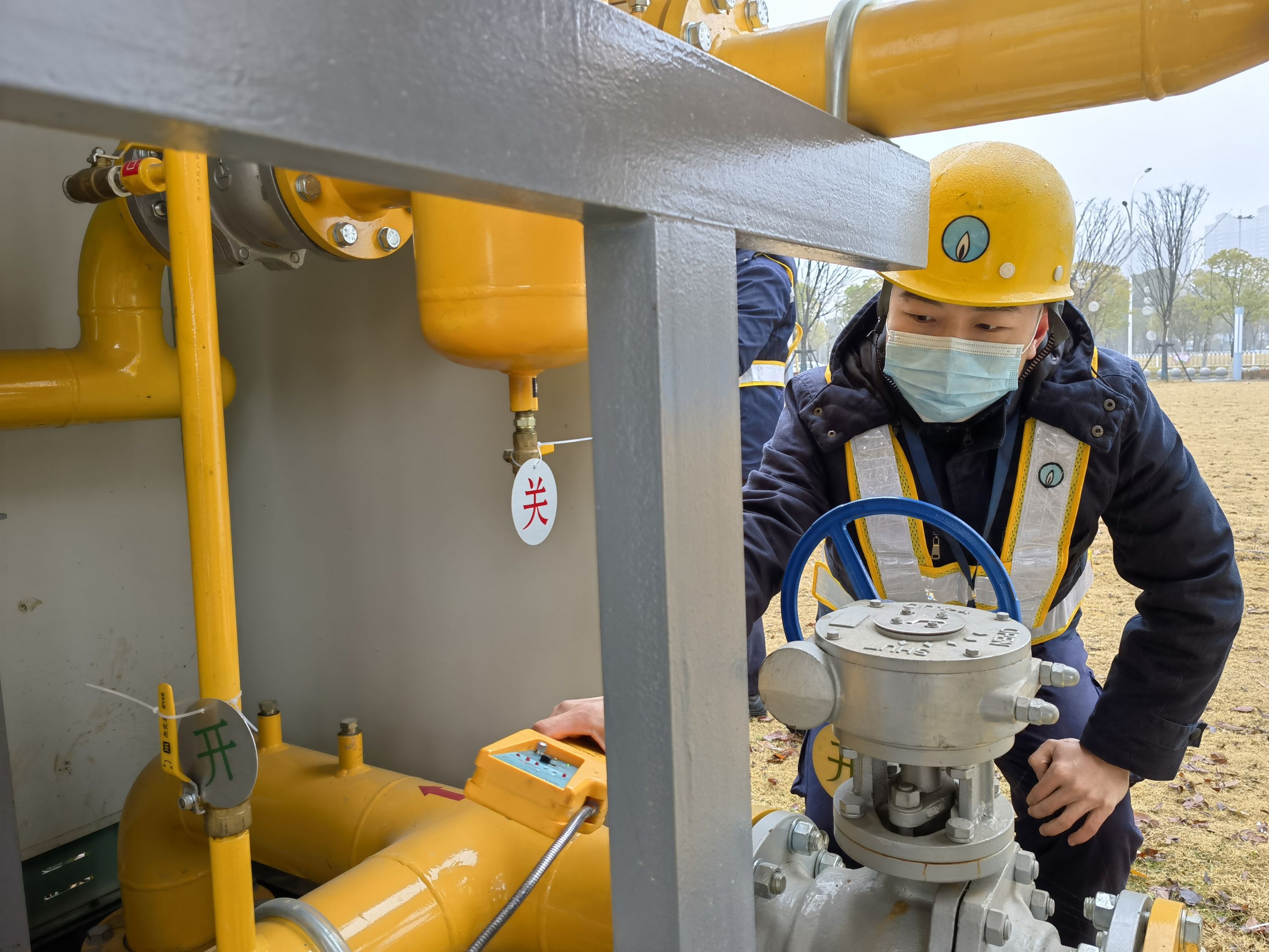 低温雨雪天气下,巡线员背10公斤工具包排查天然气管道