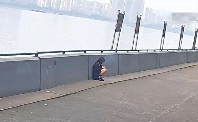 姑娘两次跳下钱塘江,网友评论:钓鱼佬的真实身份其实是