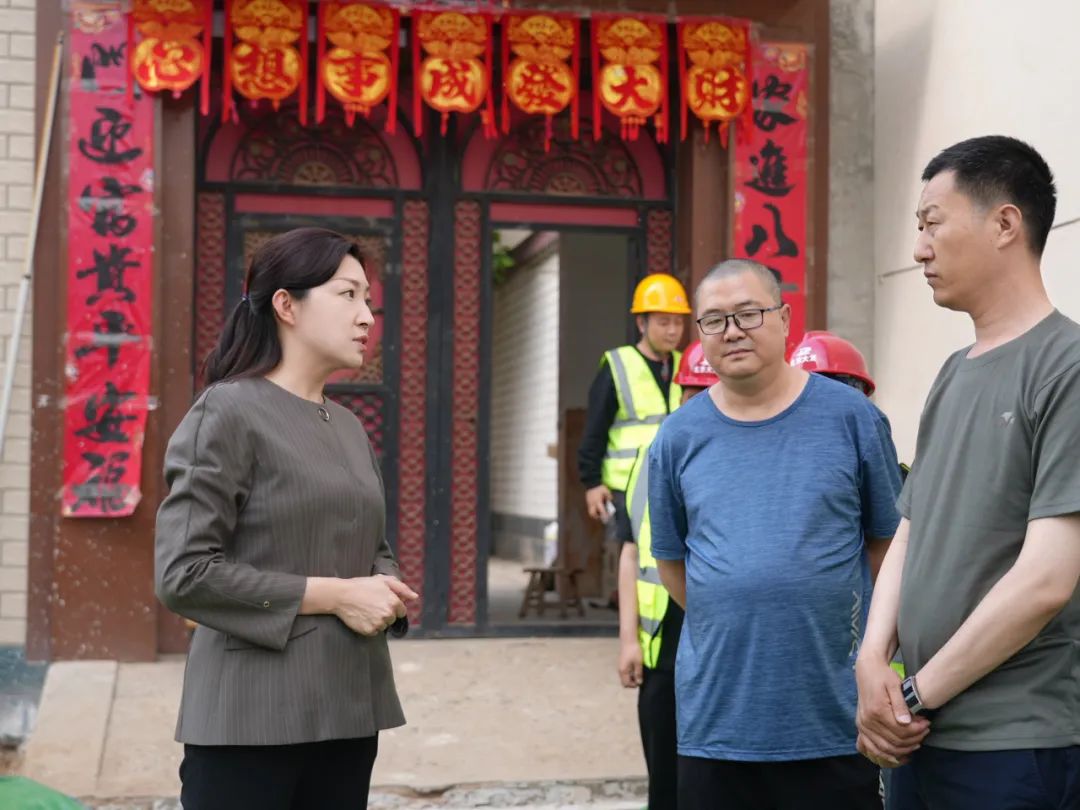 县长付红瑜现场调研老旧小区改造工作并召开重点项目调度会