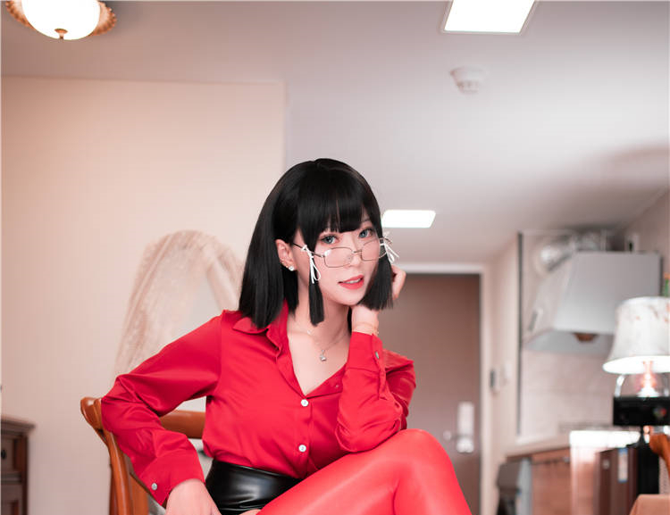 「money冷冷」性感coser图包视频最新合集