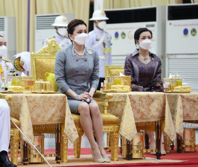 诗妮娜拉拢43岁帕公主,点头哈腰笑容谄媚,抱紧育坤家族大腿