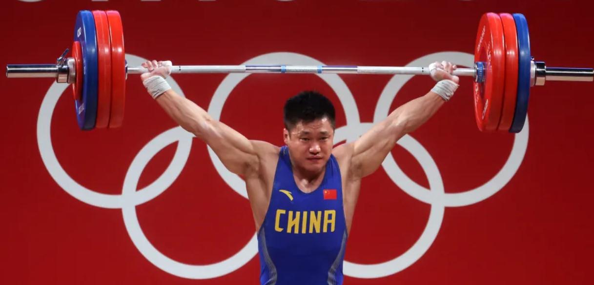 "不老军神"吕小军总成绩374公斤破奥运纪录夺冠