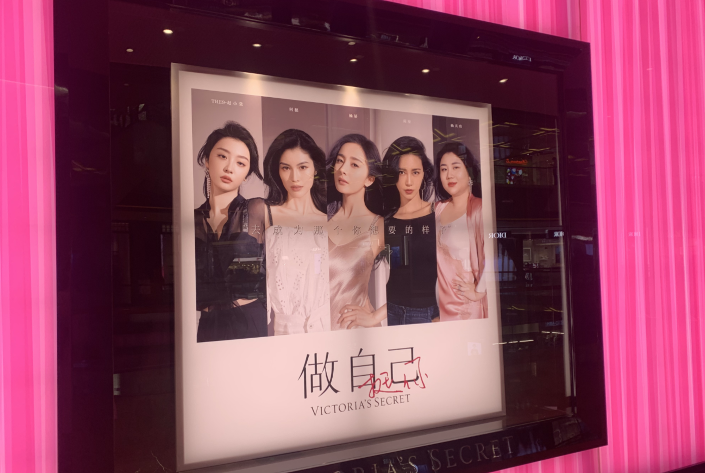 太古汇店是这家品牌在广州唯一一家有内衣产品的店铺,粉色的条形灯箱