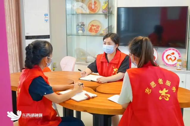 饶黎明与将军路社区工作者交流学习